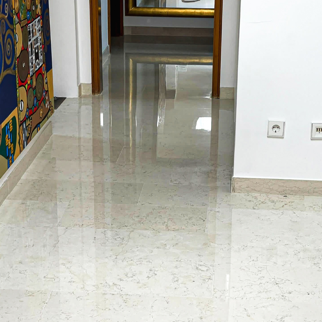 Gläzender, reflektierender Natursteinboden
